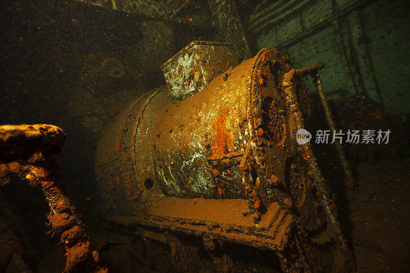 Scuba Diving inside Shipwreck WRECK Diving Red Sea reef潜水